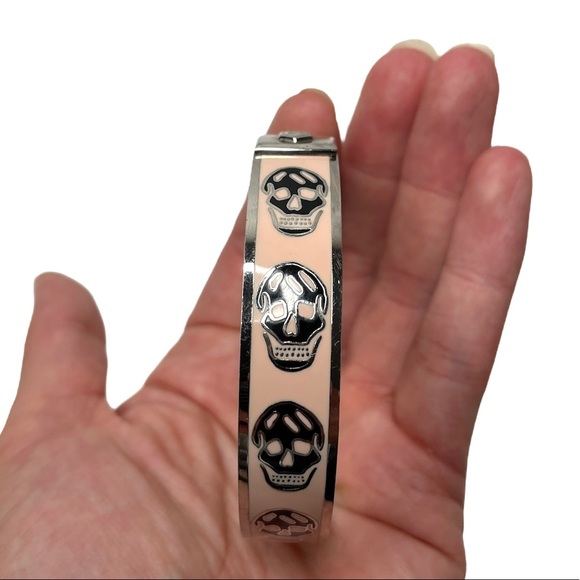 Alexander McQueen | Enamel Skull Bangle Pink/Black - Picture 7 of 8